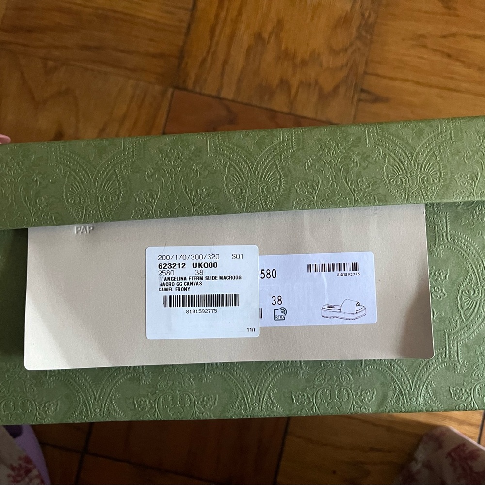Gucci Angelina Slides w/ Gucci green Embroided Box. - Picture 5 of 9